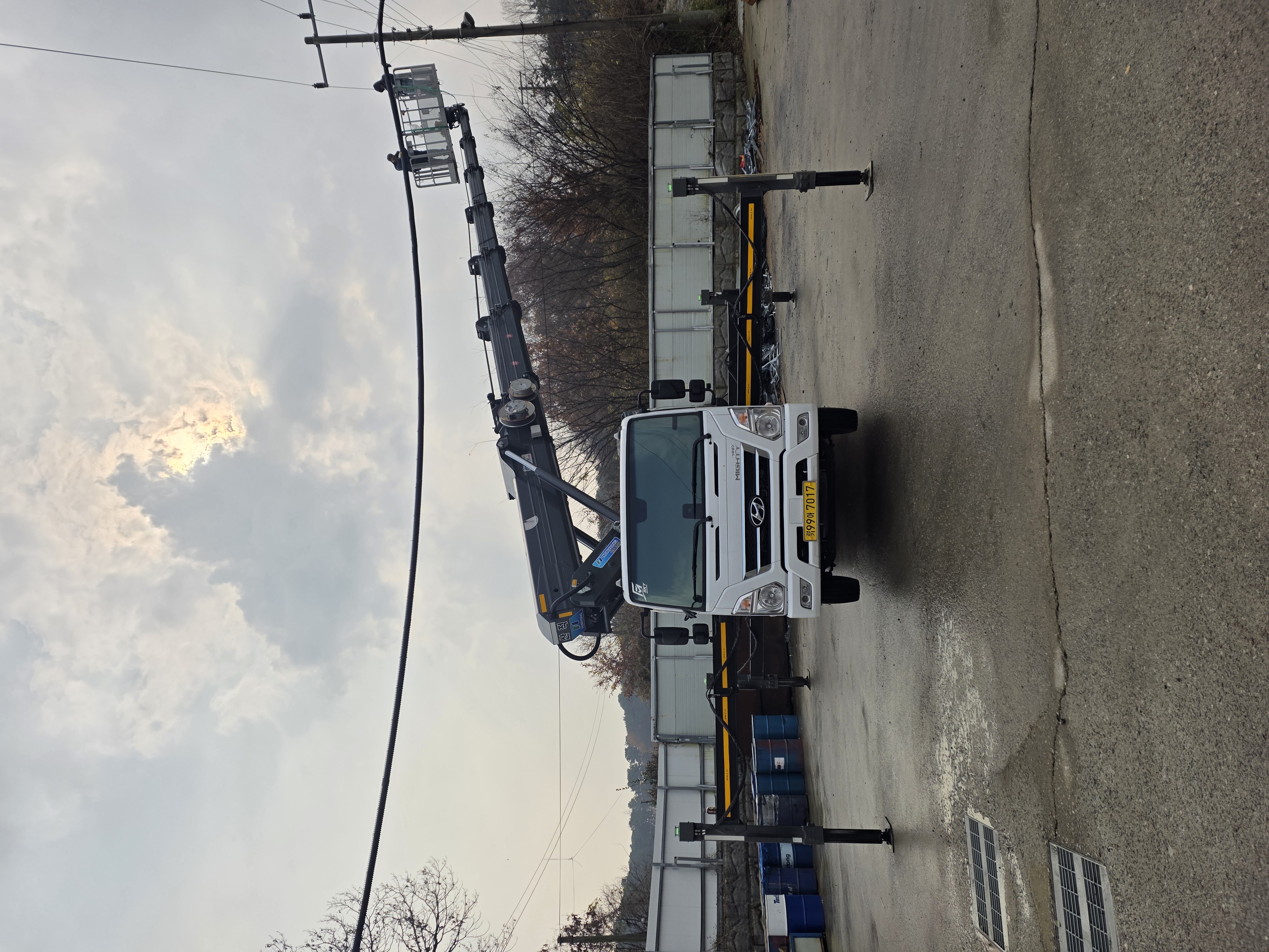 좁은 골목 및 전선 작업